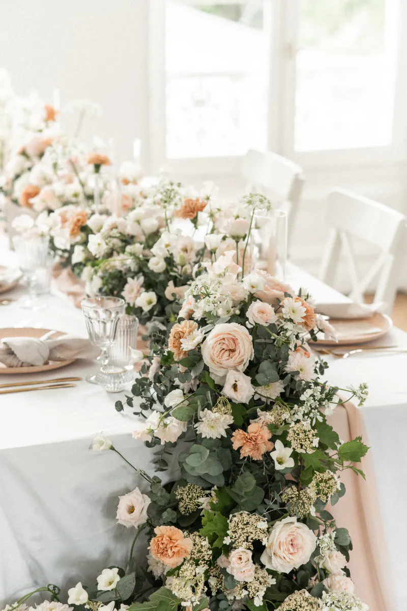 Chemin de table floral en cascade
