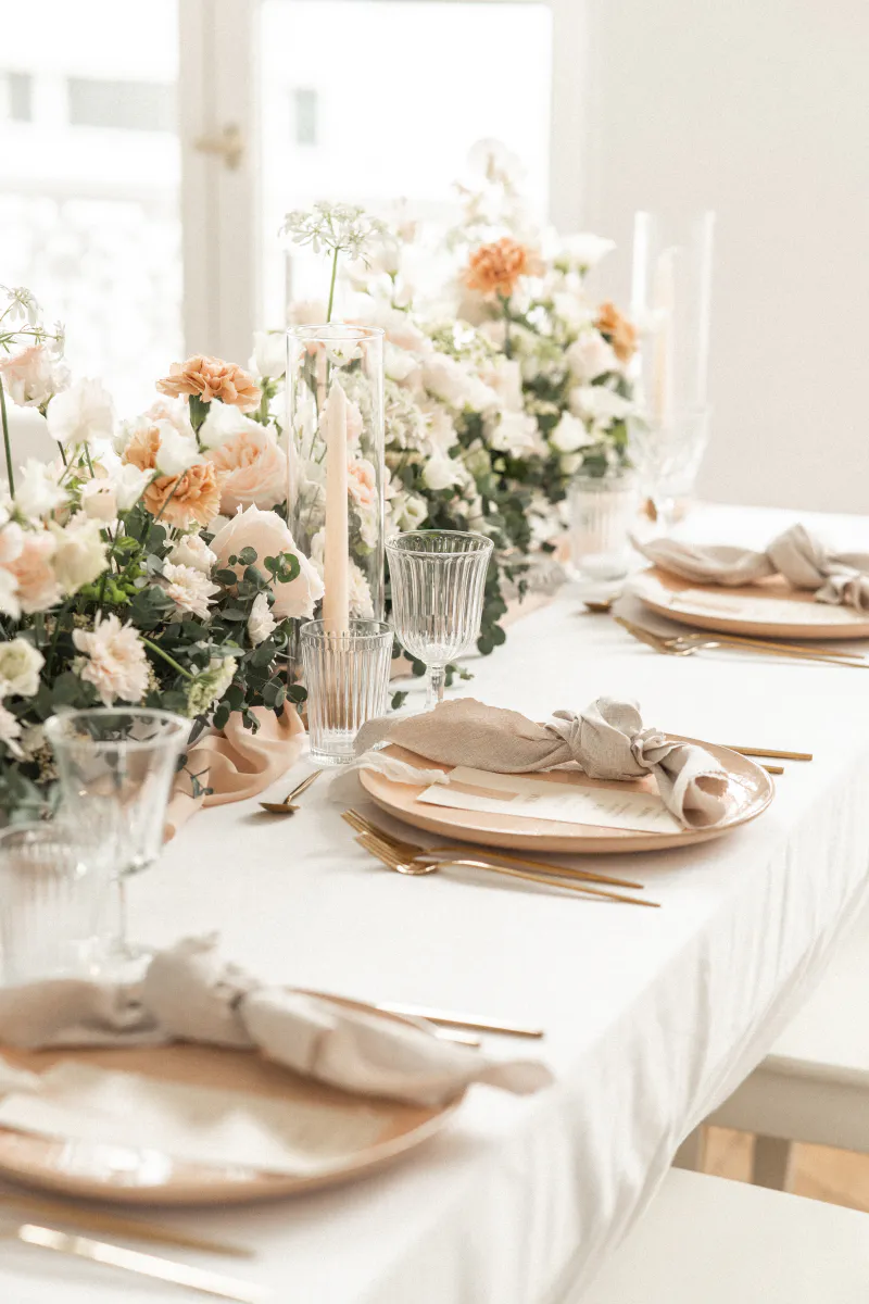 Table dressée aux fleurs pastel dans une lumière douce
