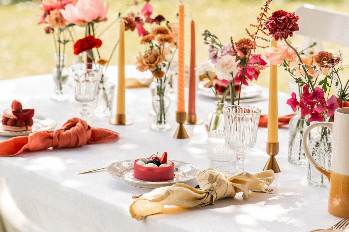 Table champêtre aux pivoines et bougies colorées