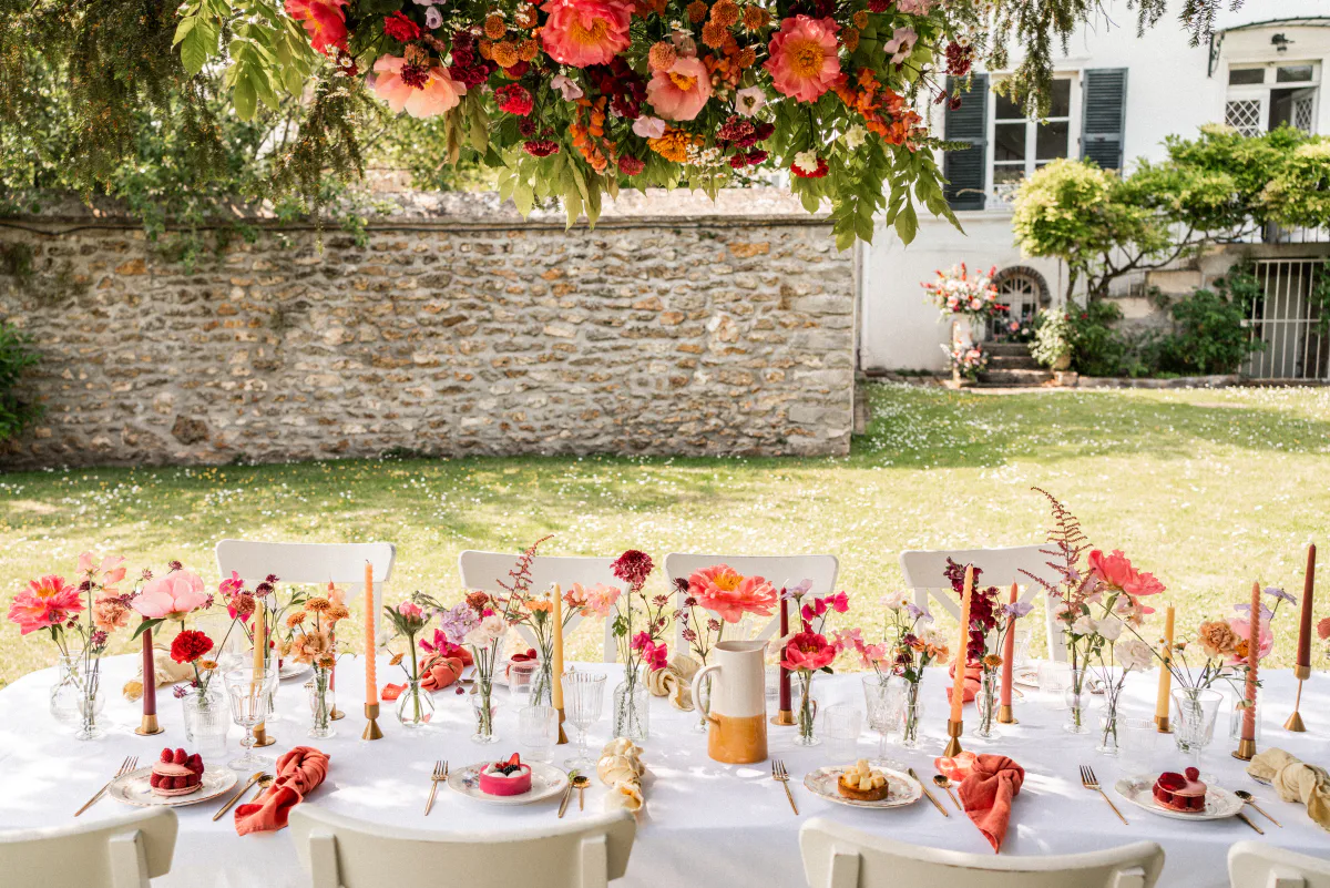Table de mariage en plein air sous une suspension florale