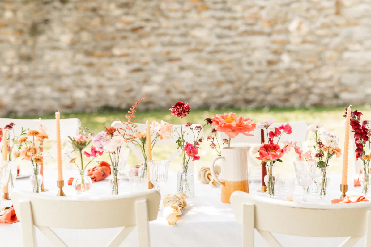 Soliflores colorés alignés sur une longue table en plein air