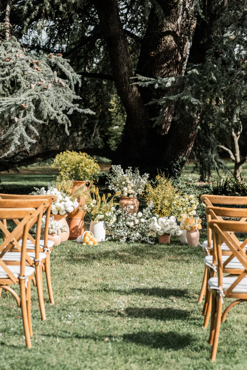 Allée de cérémonie dans un jardin arboré