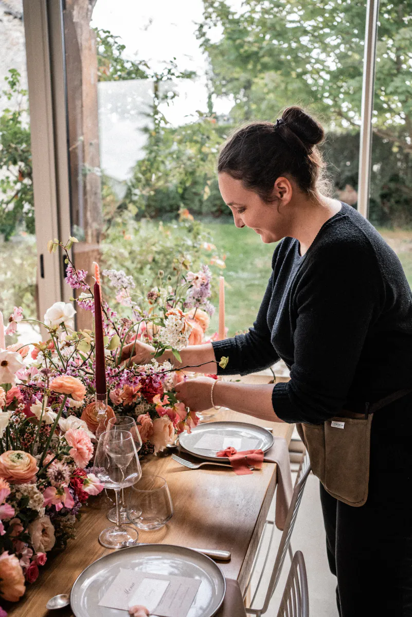 Mélissa Lois installant une table fleurie