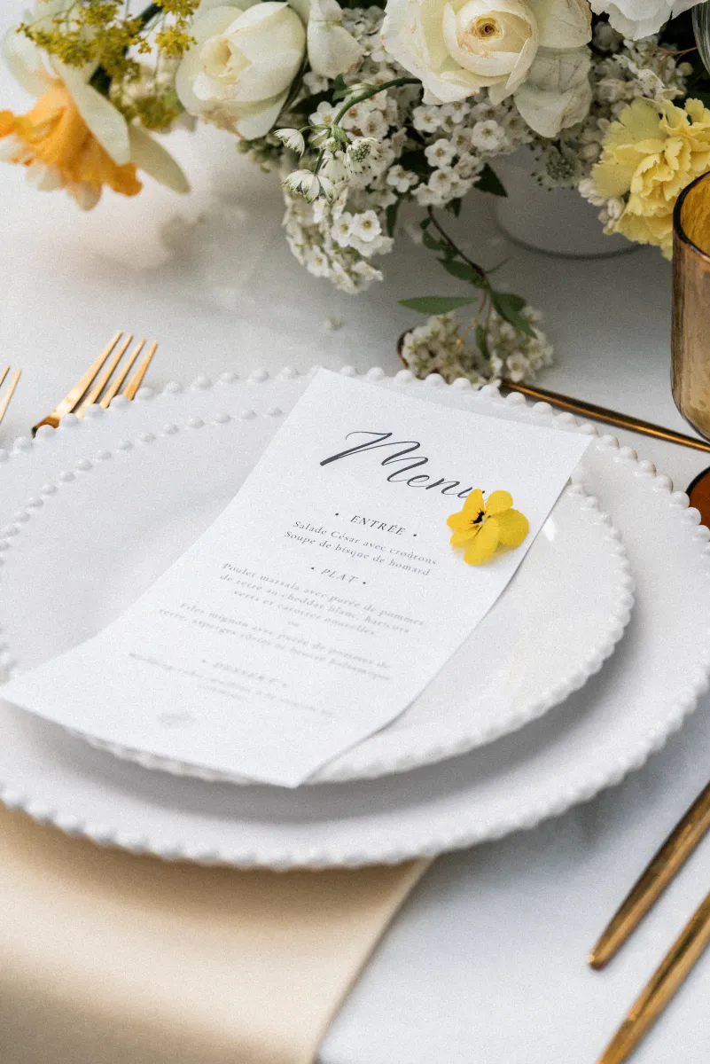 Menu calligraphié et fleurs jaunes