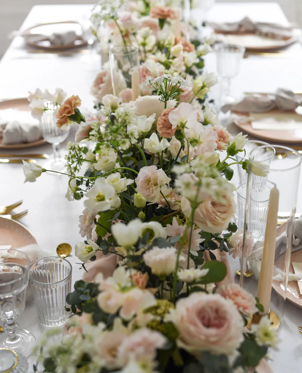 Chemin de table floral aux roses poudrées