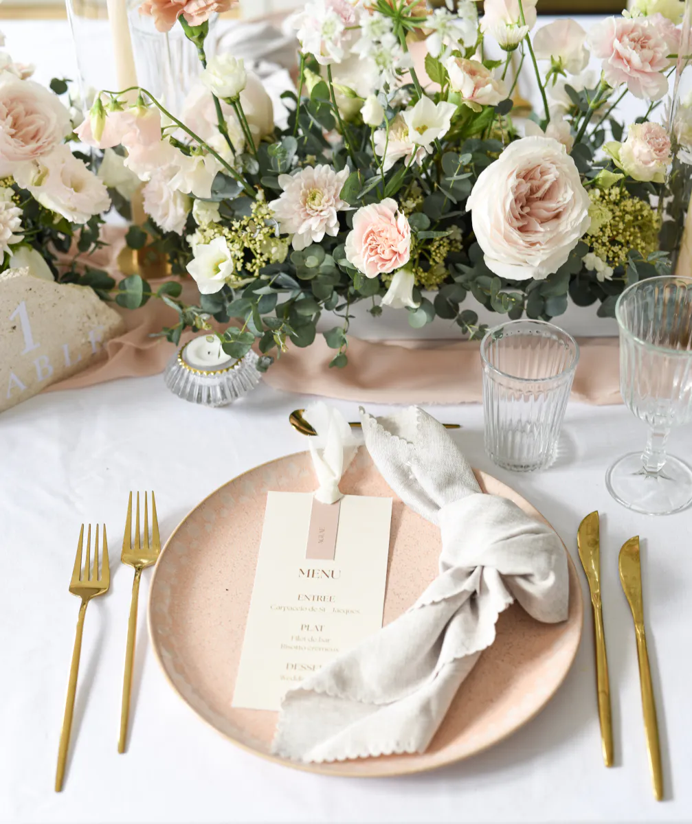 Assiette dorée et chemin de table fleuri
