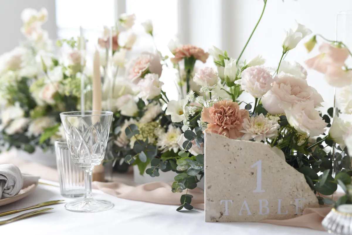 Composition florale et numéro de table en pierre