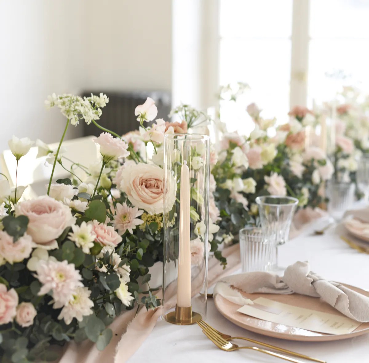 Chemin de table aux roses et bougies