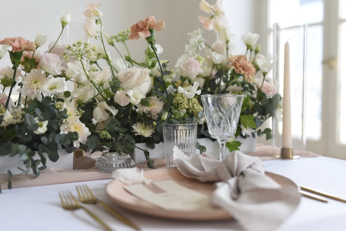 Centre de table bas aux fleurs pastel