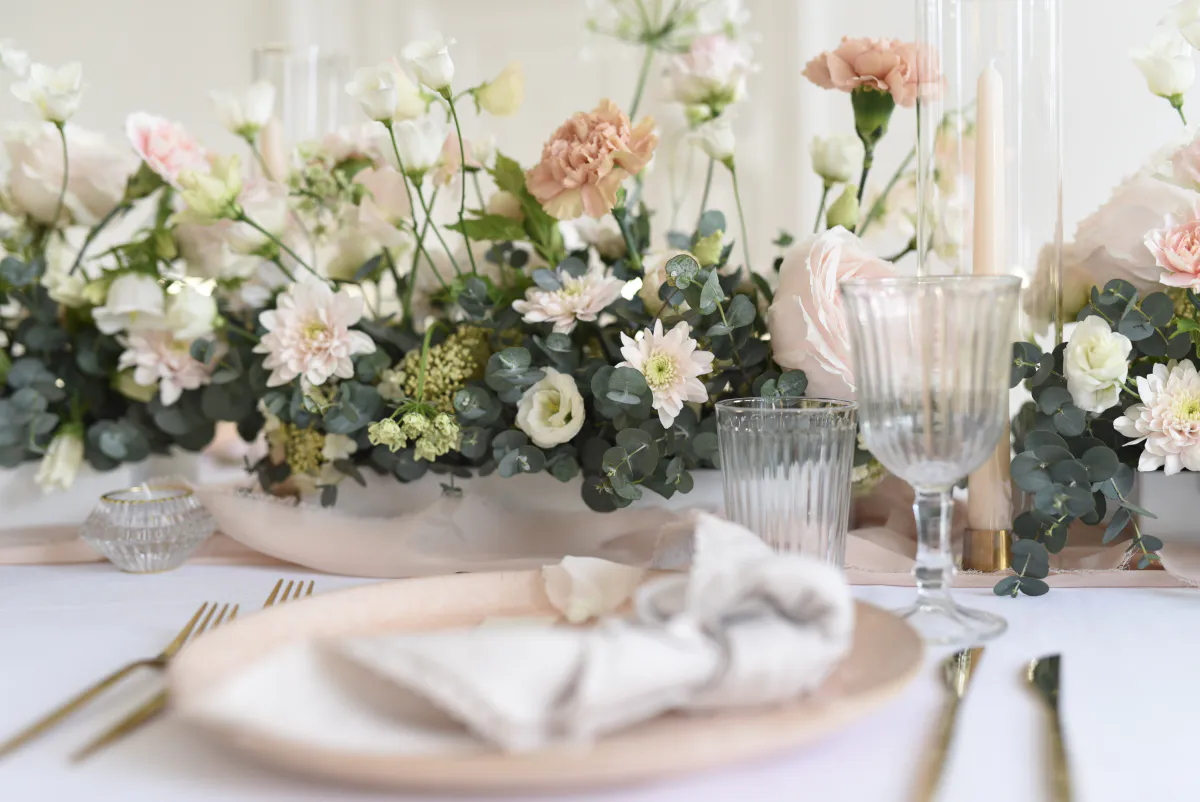 Chemin de table fleuri et couverts dorés