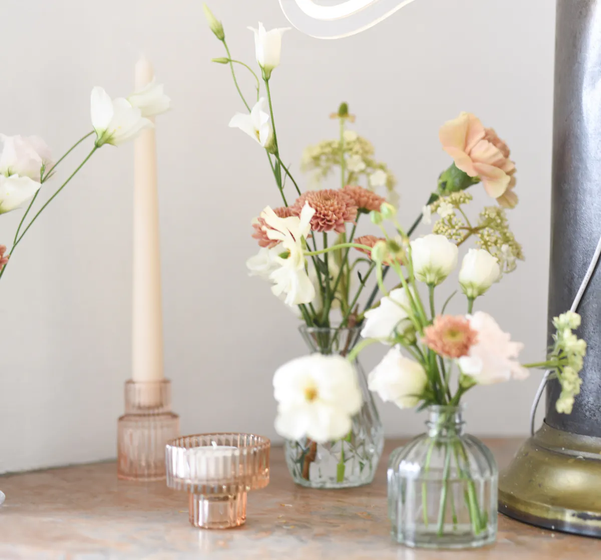 Soliflores et bougeoirs en verre ambré