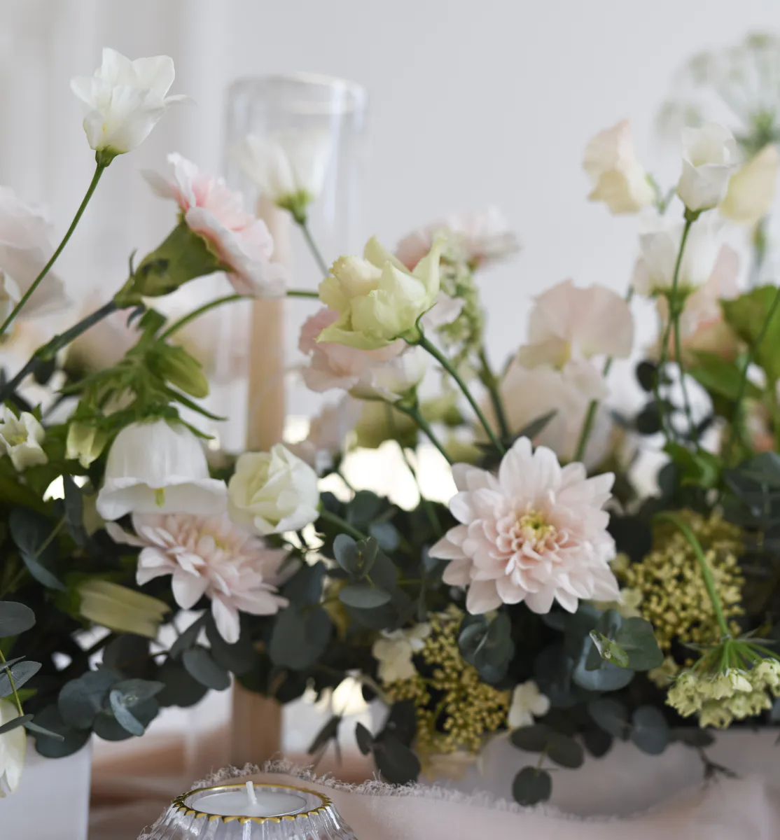 Détail de fleurs blanches et pêche