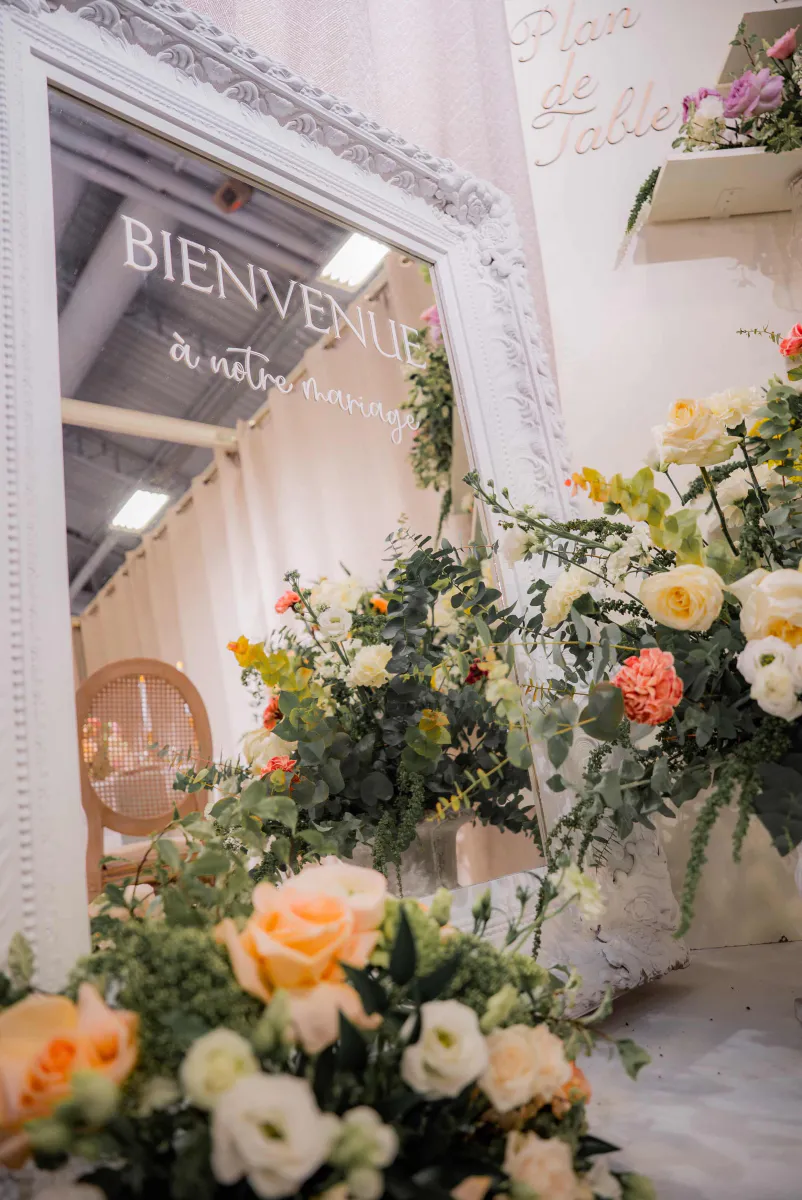 Miroir de bienvenue orné de fleurs