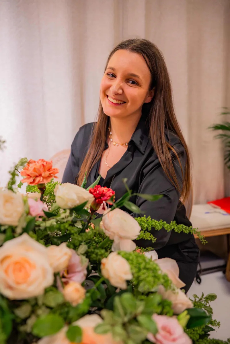Portrait de Mélissa Lois entourée de fleurs