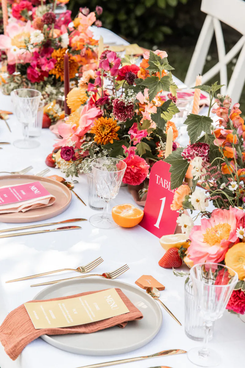 Table aux fleurs vives et numéro de table rose