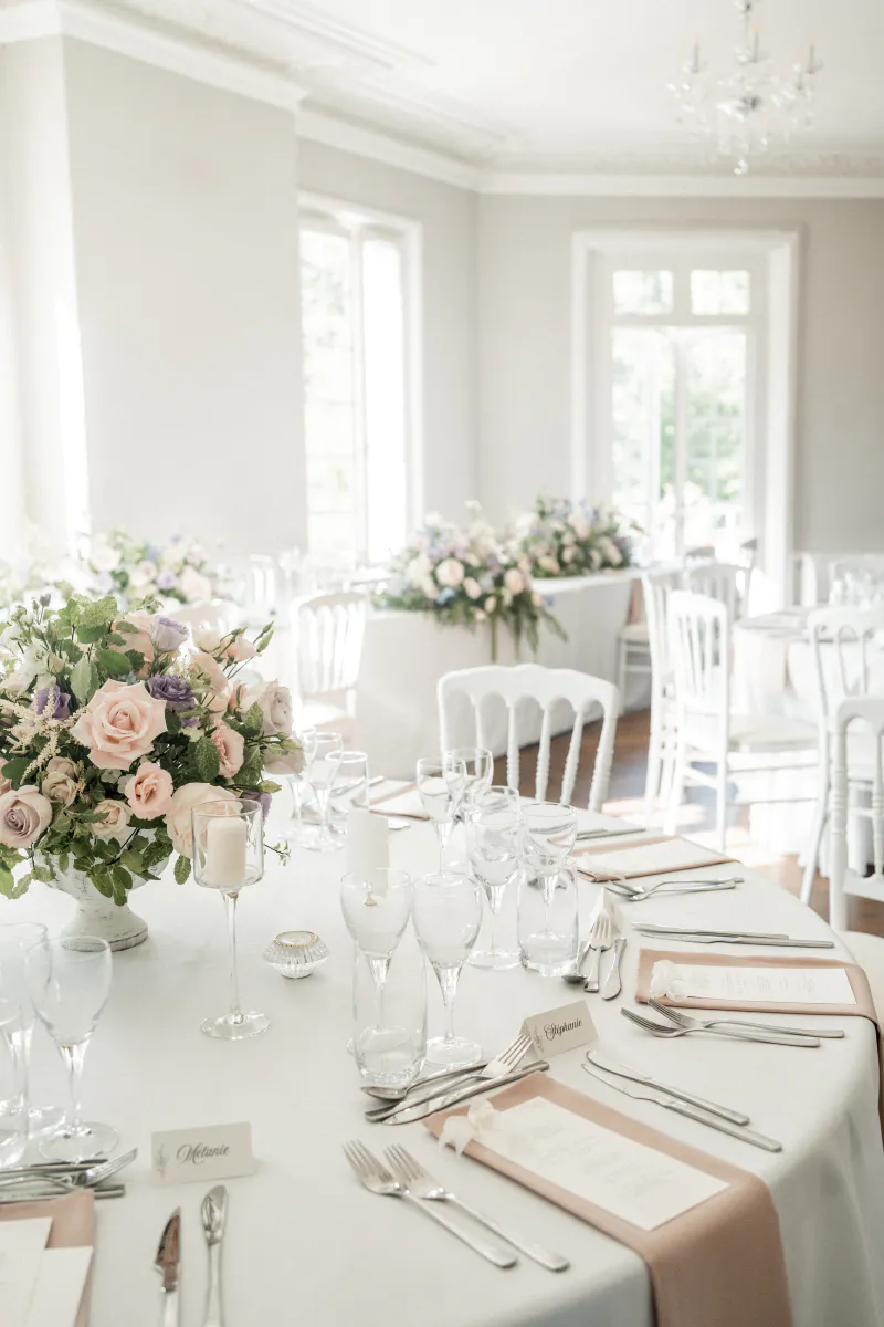 Tables rondes fleuries dans un salon lumineux