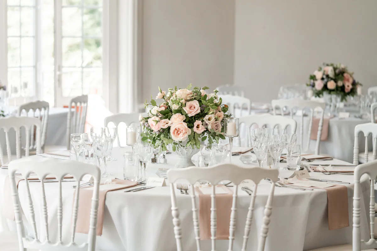 Salon de réception dressé, centres de table en roses
