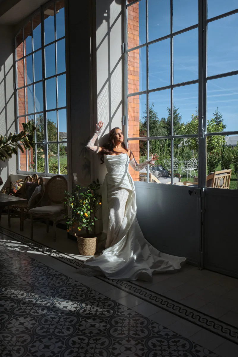 Mariée en robe longue dans une orangerie