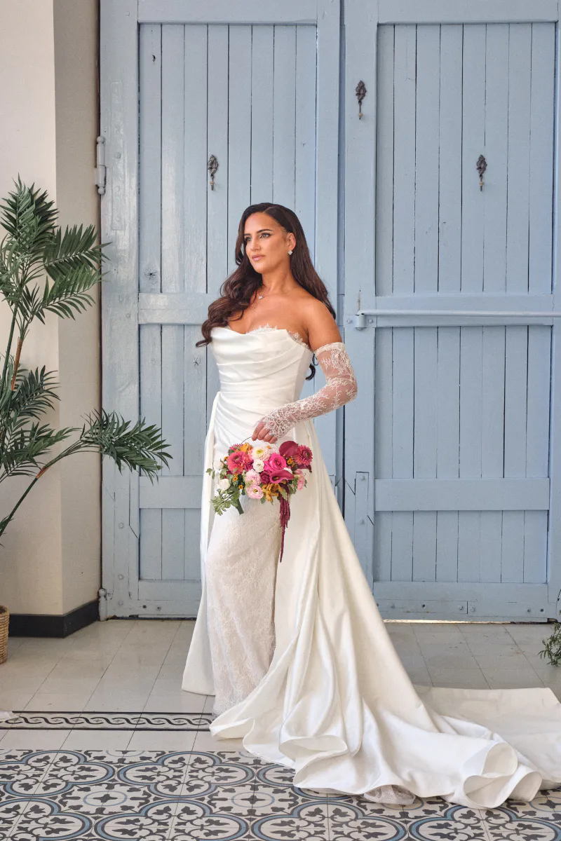 Mariée en robe à traîne dans une véranda