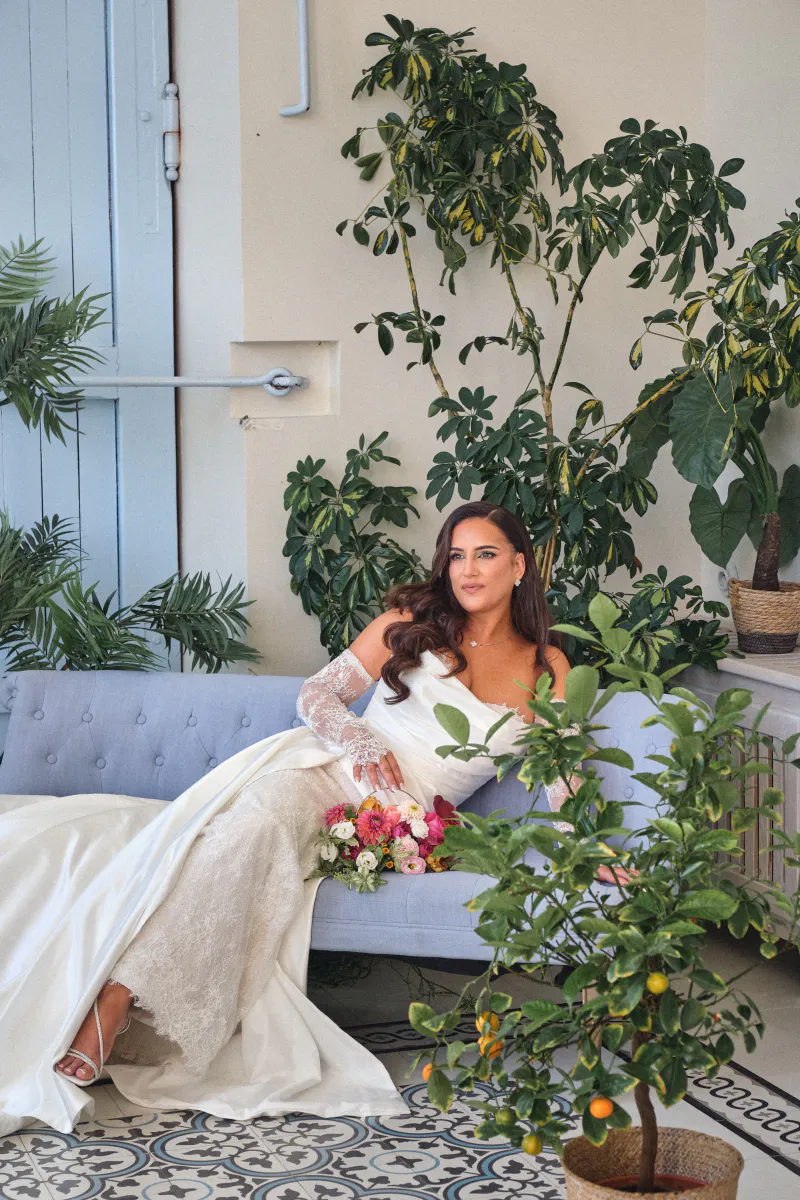 Mariée sur un canapé bleu