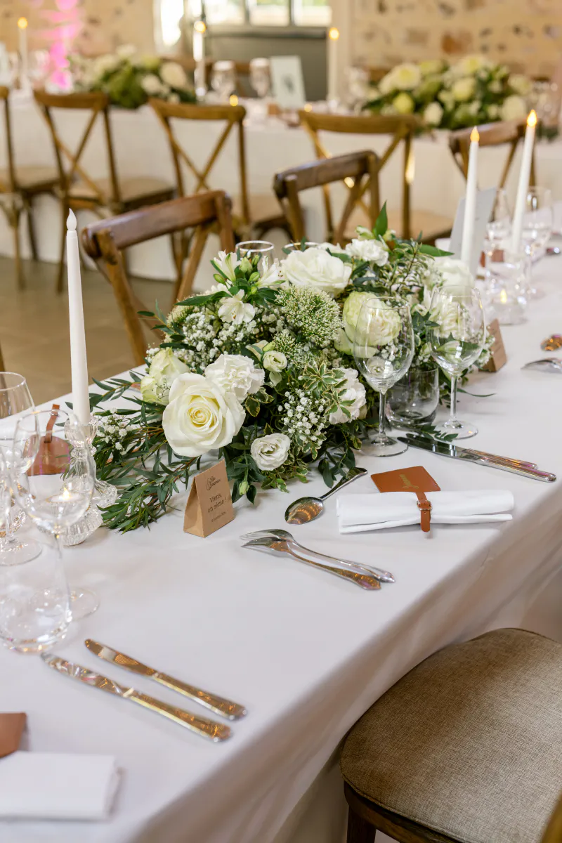 Table d'honneur fleurie de roses blanches et de verdure